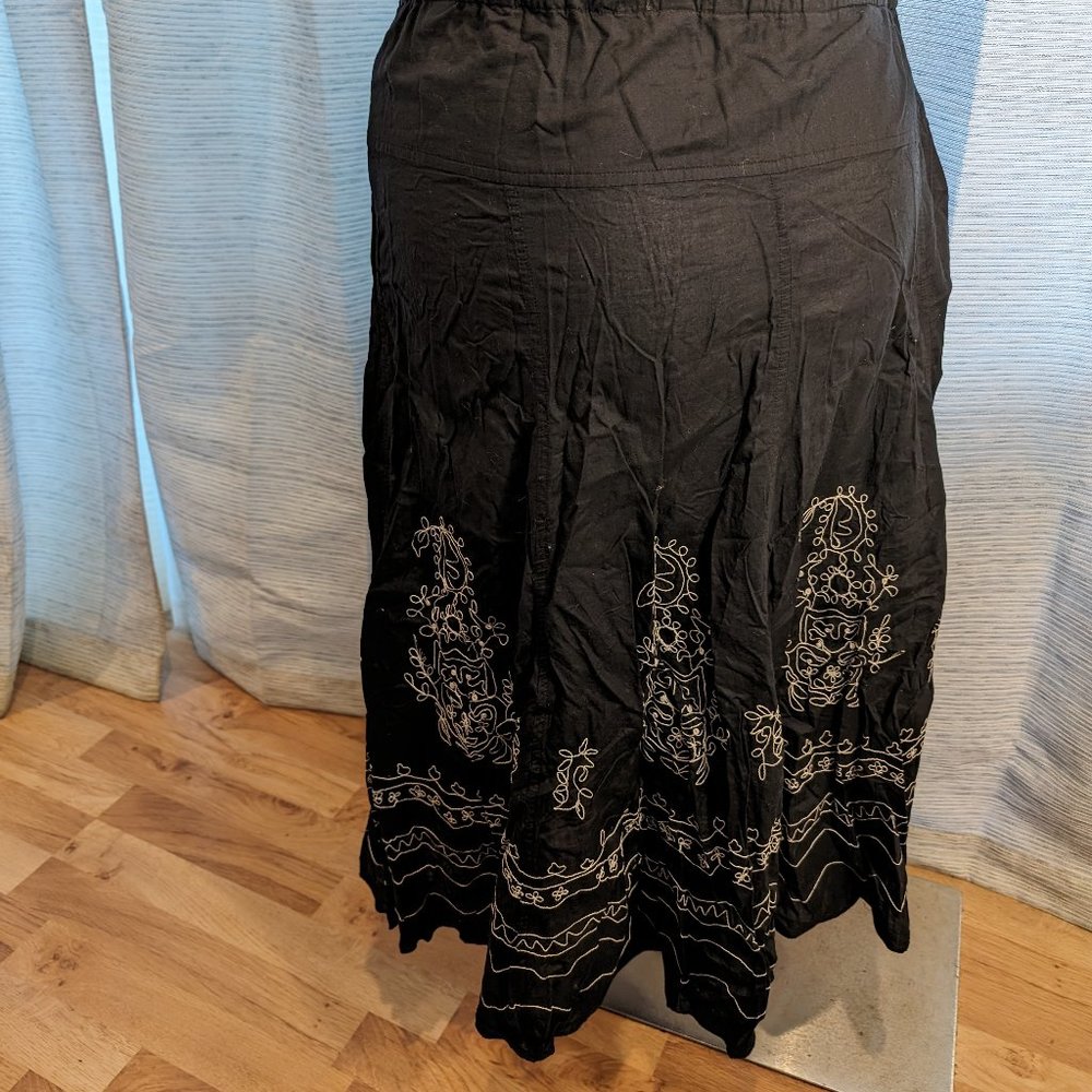 Avenue Black A-Line Skirt with White Embroidery